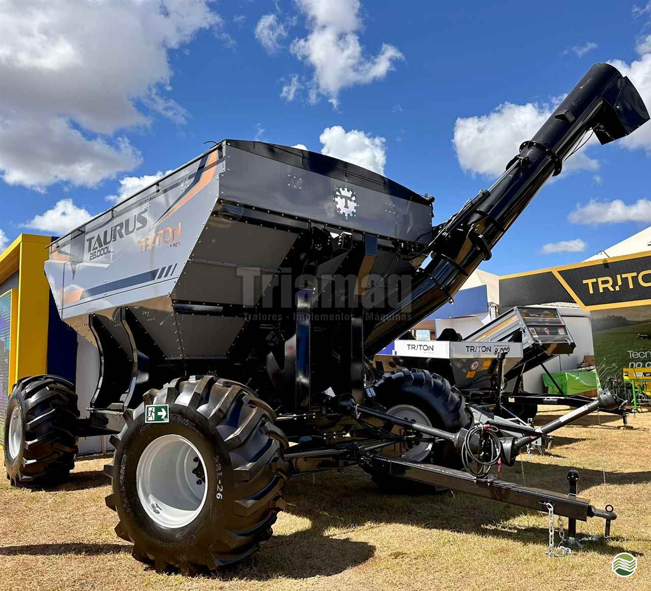 IMPLEMENTOS AGRICOLAS CARRETA BAZUKA GRANELEIRA 30000 Triamaq Tratores UBERLANDIA MINAS GERAIS MG